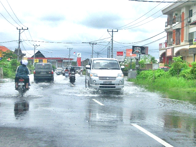 雨のバイク