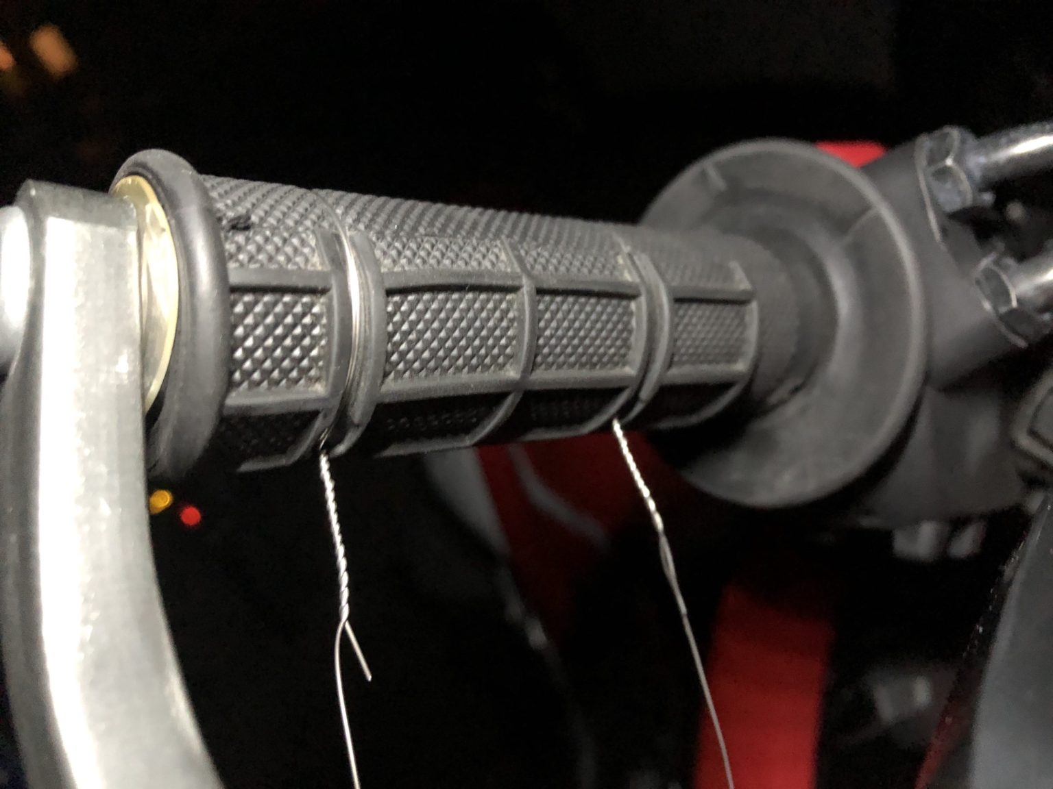 オフロードバイクのグリップをグリップボンドは使わずにステンレスのワイヤリングで固定