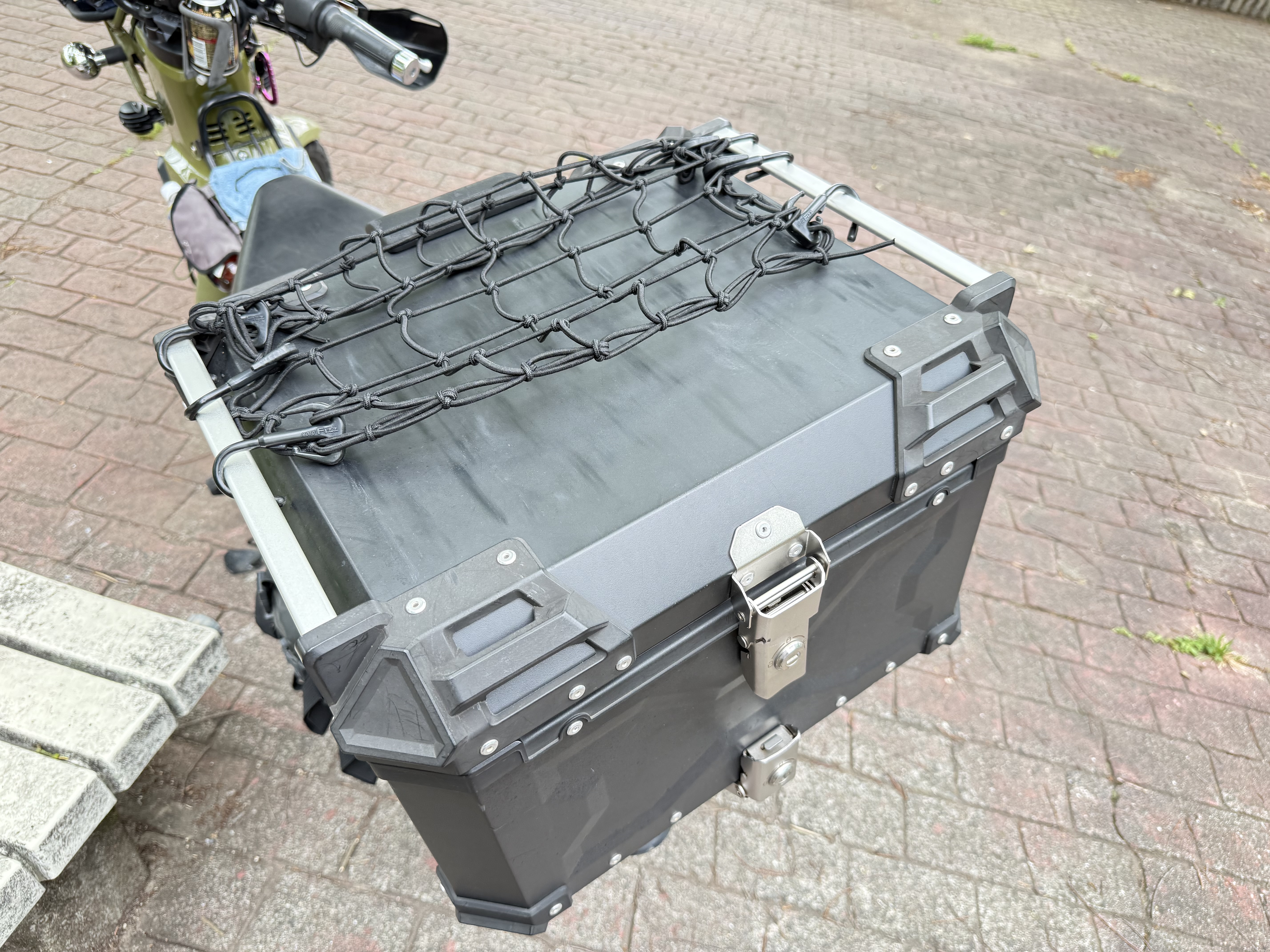 55Lアルミリアボックス上面に荷物ネットを張った状態・追加積載に便利