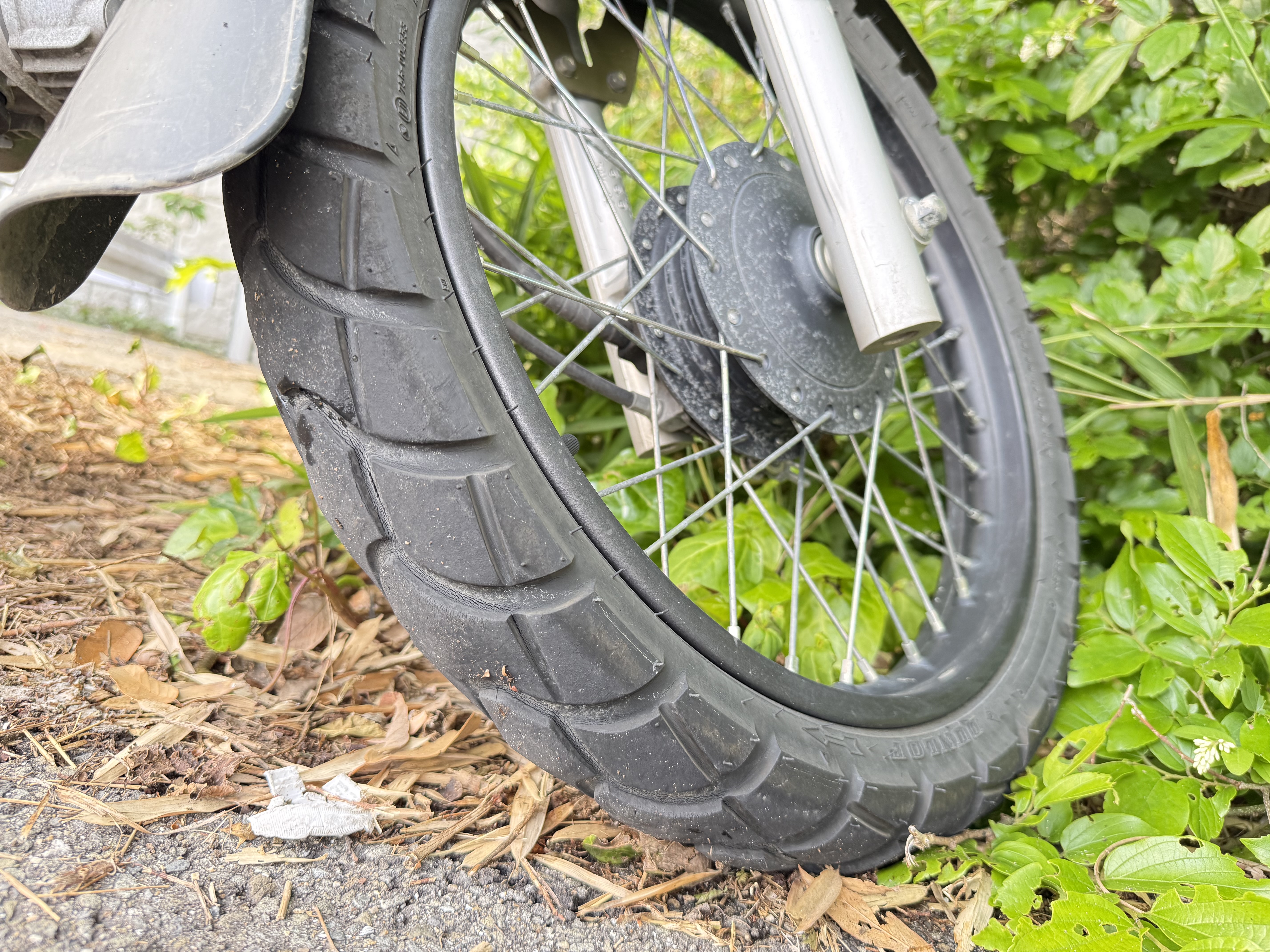 Dunlop D604 フロントタイヤトレッドパターンクローズアップ