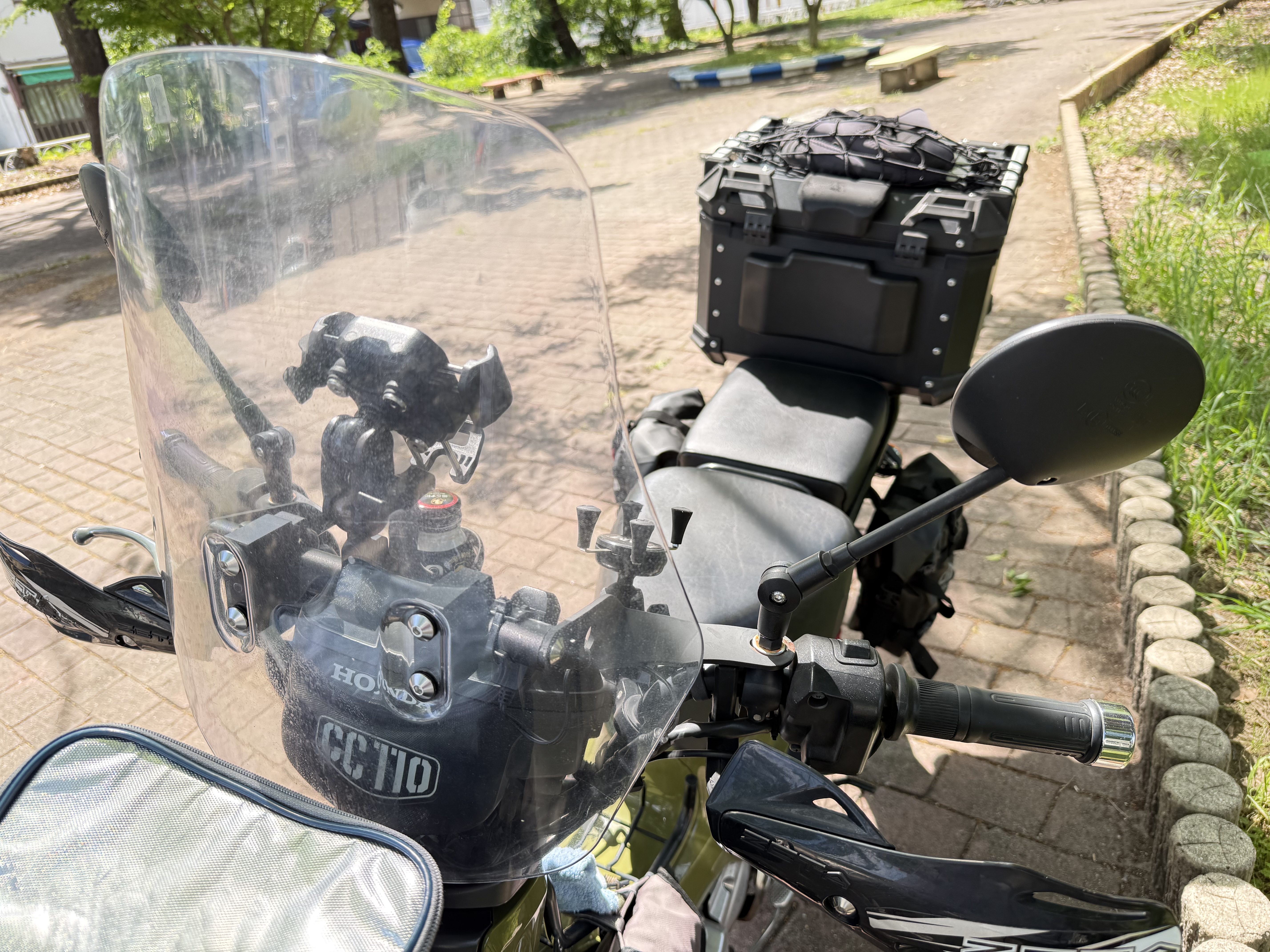 ライダー視点 ミラーを倒した状態のクロスカブ110 JA45