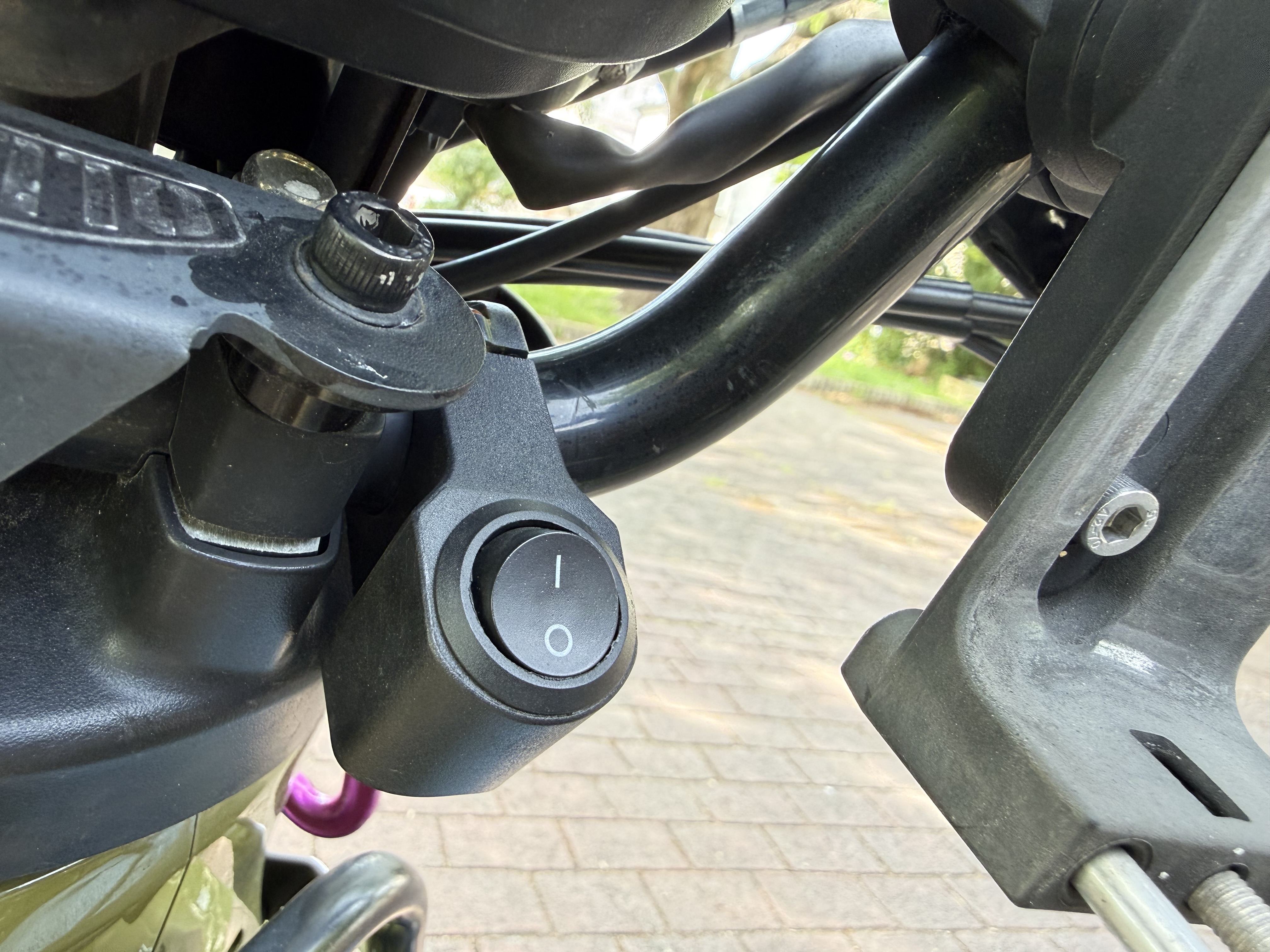 YFFSFDC バイクスイッチをハンドル左下に取り付けたON/OFFロッカースイッチのクローズアップ