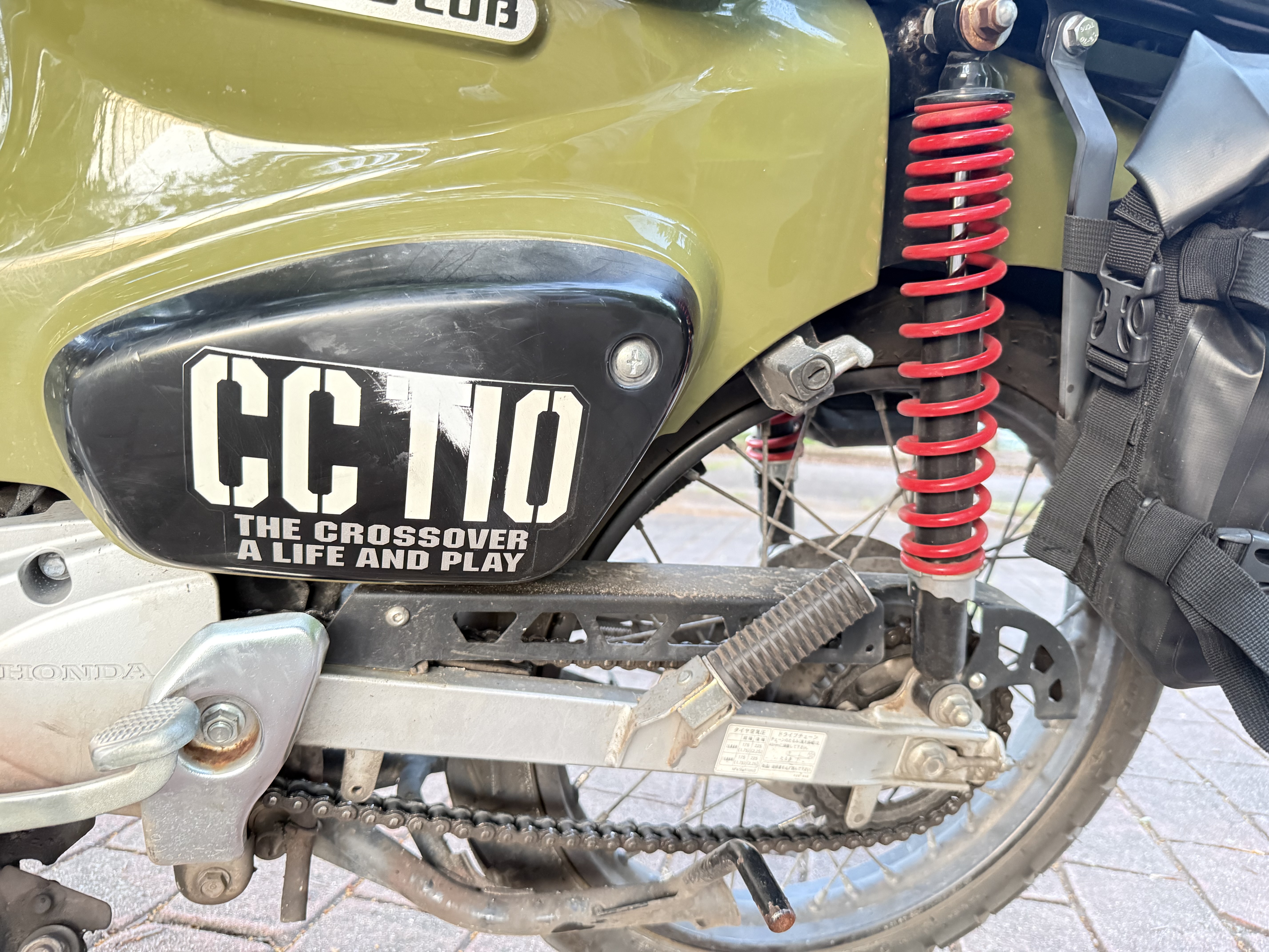 クロスカブ110 CC110 サイドカバーロゴと赤スプリングリアショックの世界観カット