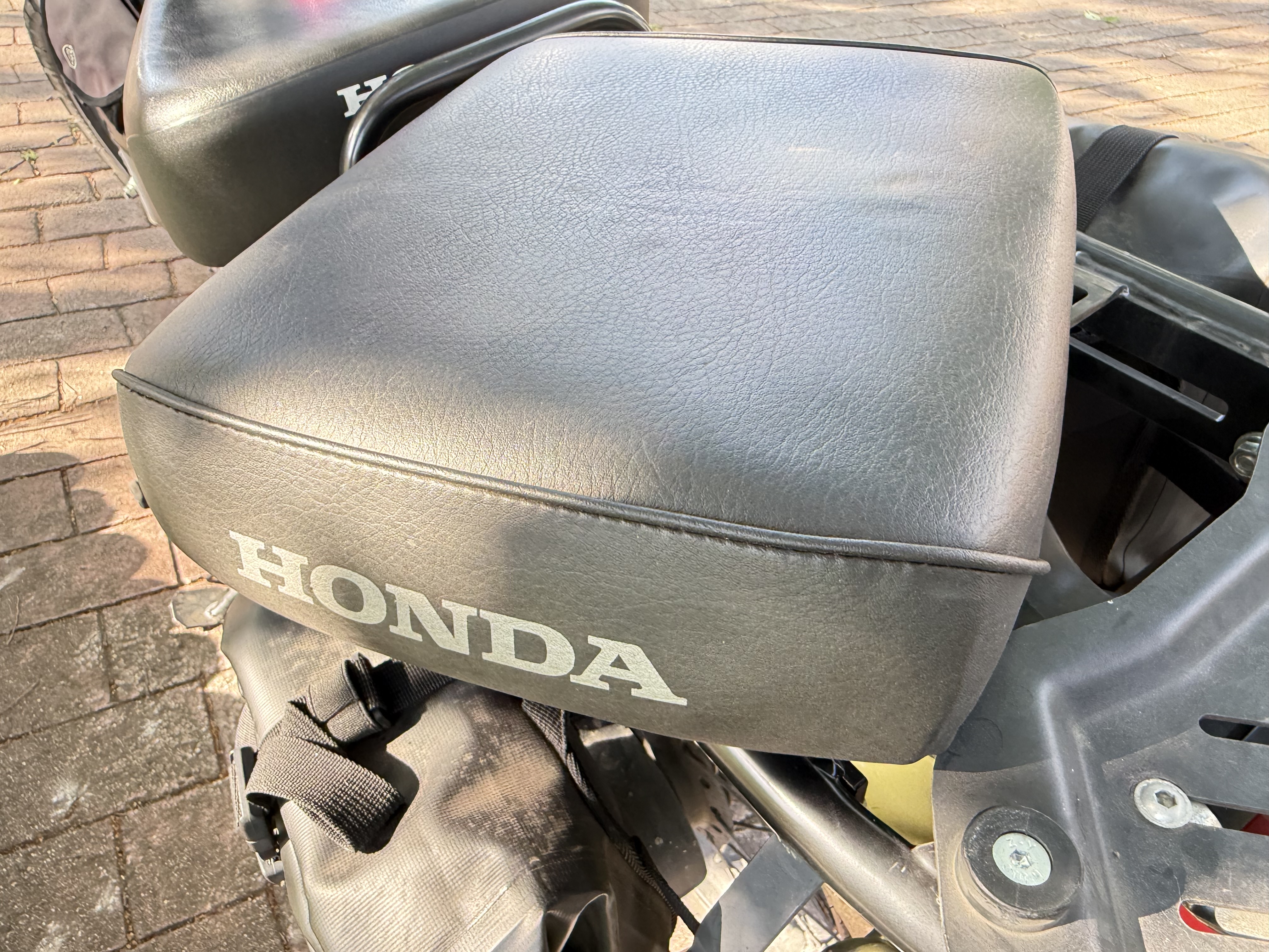 HONDA刻印が入ったホンダ純正ピリオンシート 単体側面